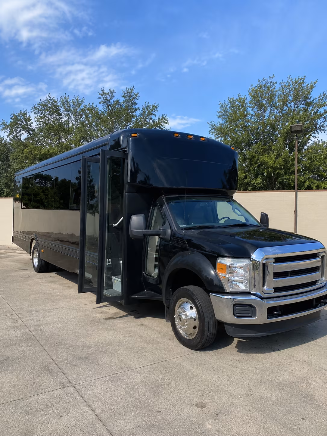 Riverside Winery Tour & Pub Crawl Transportation party bus exterior